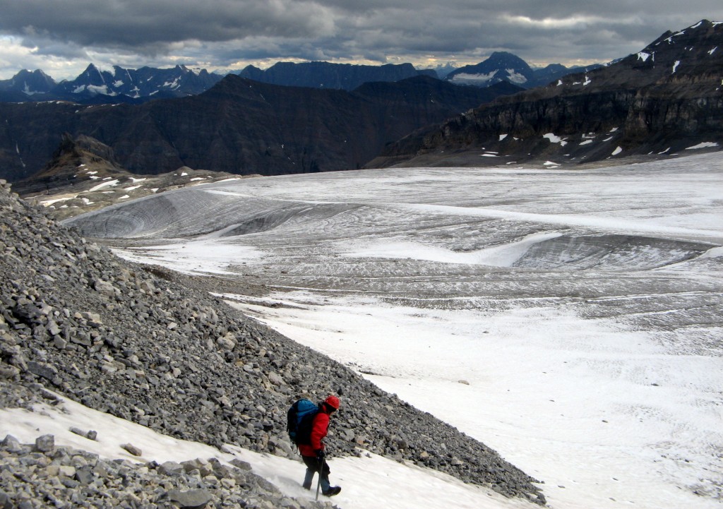 Букреев спускается от хижины Колгана на ледник.